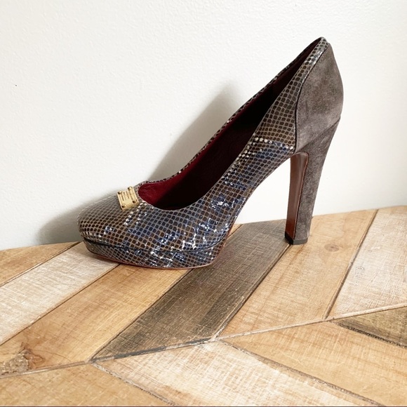 Marc by Marc Jacobs Logo Plaque Pumps - Picture 6 of 11